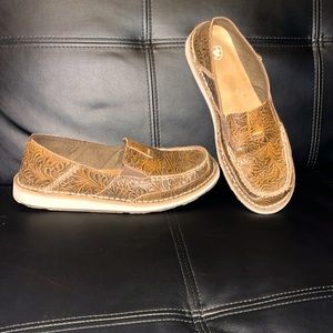 Brown floral Ariat cruiser